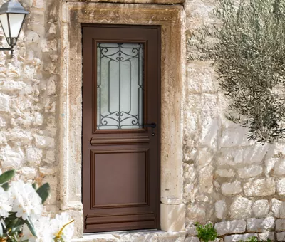 Plinthe, cimaise, vitrage, personnalisez votre porte et donnez le style souhaité
à votre entrée.