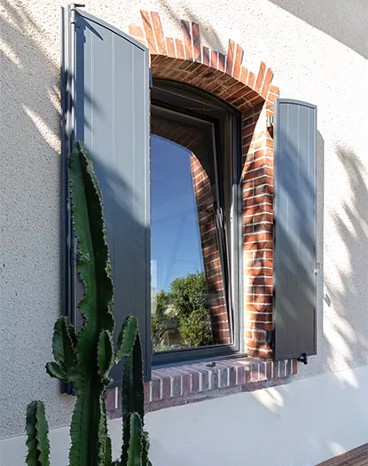 Fenêtre en aluminium WIBAIE sur façade de maison rénovée