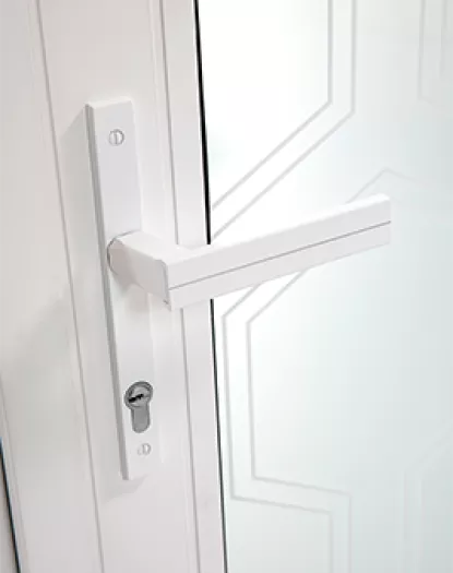Zoom poignée Sigma barillet avec liseré sur porte d'entrée vitrée aluminium WIBAIE