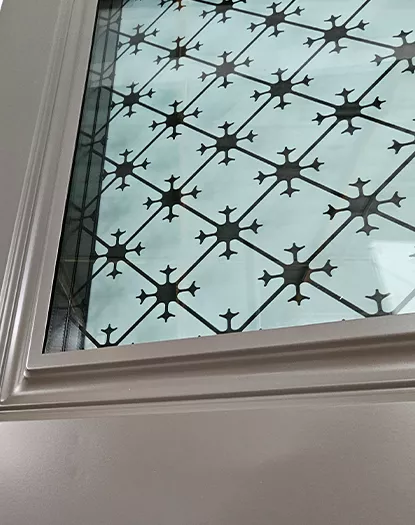 Zoom sur le vitrage de la porte Acier 85 mm Louvre WIBAIE