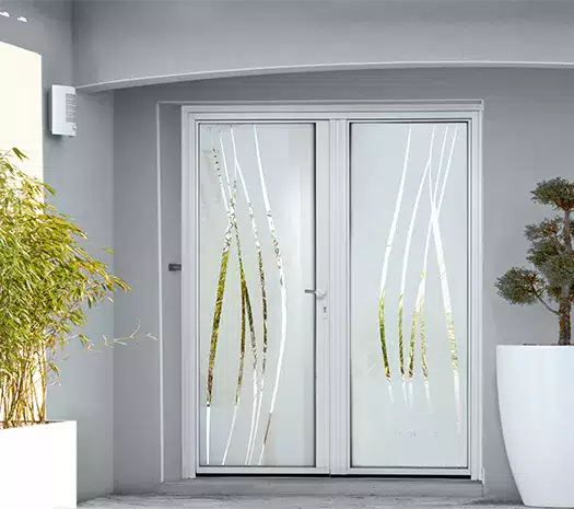 Vitrage décoratif, effet miroir, laquage… façonner votre entrée avec une porte entièrement vitrée.