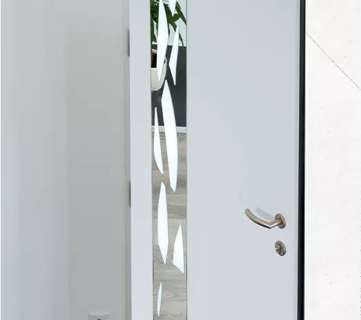 Un grand miroir à l’intérieur se veut utile et décoratif.