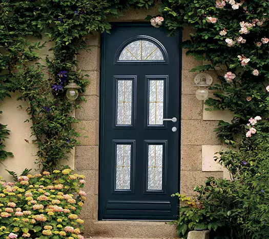 Plinthe, cimaise, vitrage, personnalisez votre porte et donnez le style souhaité
à votre entrée.